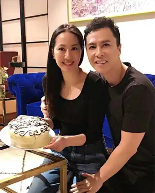 4月20日是甄子丹老婆汪诗诗37岁生日,汪诗诗在网上晒出一张与老公