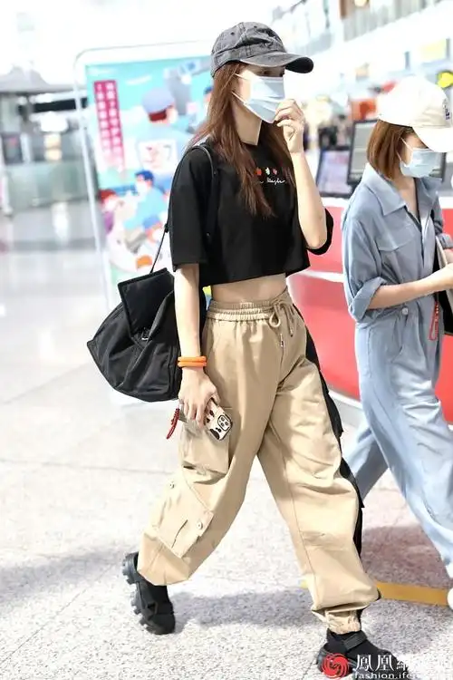 金晨穿短t工装裤短袜凉鞋时髦icon