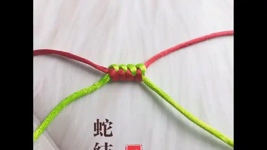 蛇结是中国结基本结法之一,运用非常广泛