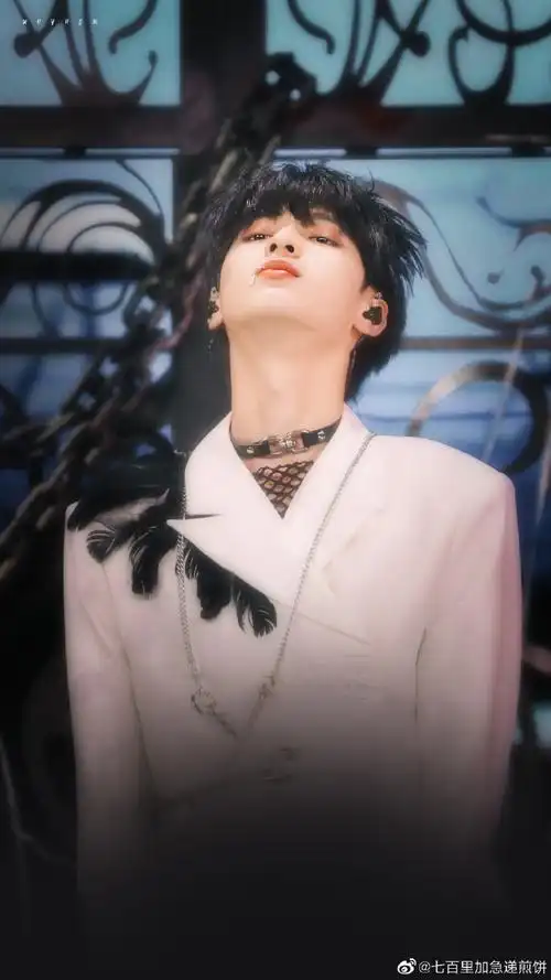 严浩翔p1的唇钉!p3的喉结!p4p5咬住绸带p7脖子上的筋!