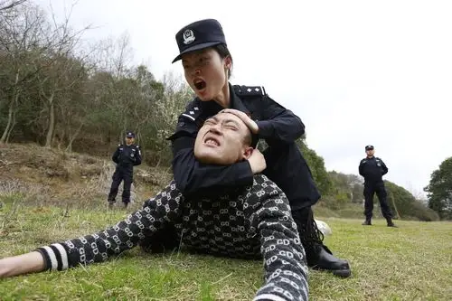 3月8日,岱山县巡特警大队唯一的女特警队员在进行处突,擒拿和丛林搜索