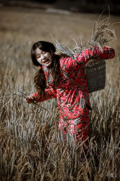 穿花棉袄的女孩