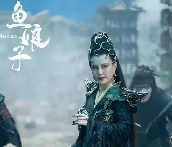 47岁的她虽然脸上已经有了岁月的痕迹,但气场还是蛮强的,穿上古装后