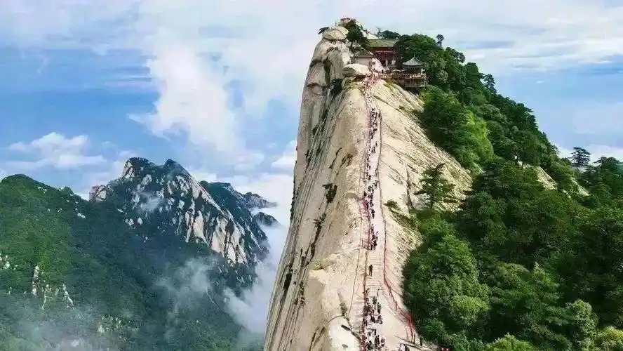 北峰(云台峰-华山论剑)东峰(朝阳峰-鹞子翻身)中峰(玉女峰-乘龙快婿)