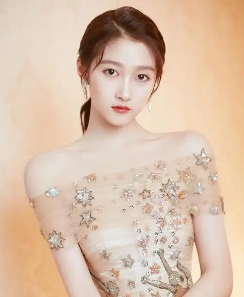 关晓彤二十岁时被骂哭曾因弹肿马思纯的嘴引起争议人红是非多