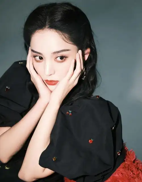 古力娜扎个人资料 经过5次恋情网曝后,她现在怎么样