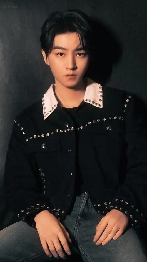 王俊凯黑色工装造型