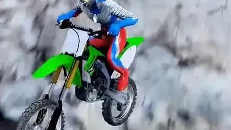 赛罗奥特曼骑摩托车巡逻的时候摔倒了