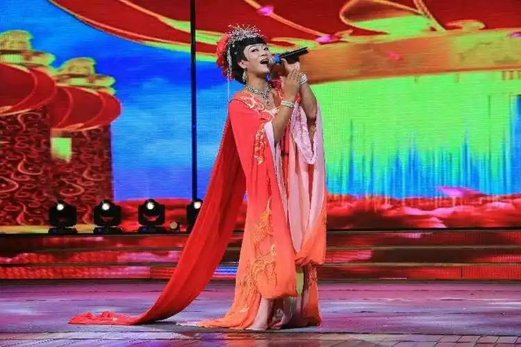 著名反串《星光大道》冠军于潇彤!歌曲优美,舞姿动人!