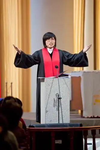 王牧师主礼并施洗