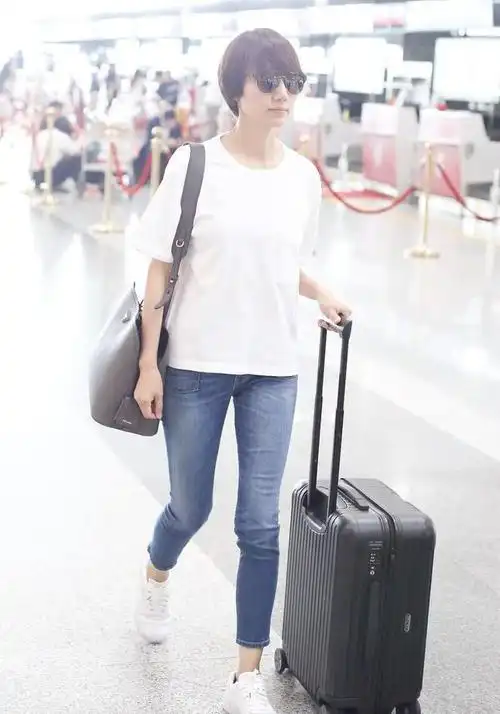 袁泉私下回归妈妈身份穿居家t恤牛仔裤一家三口真幸福