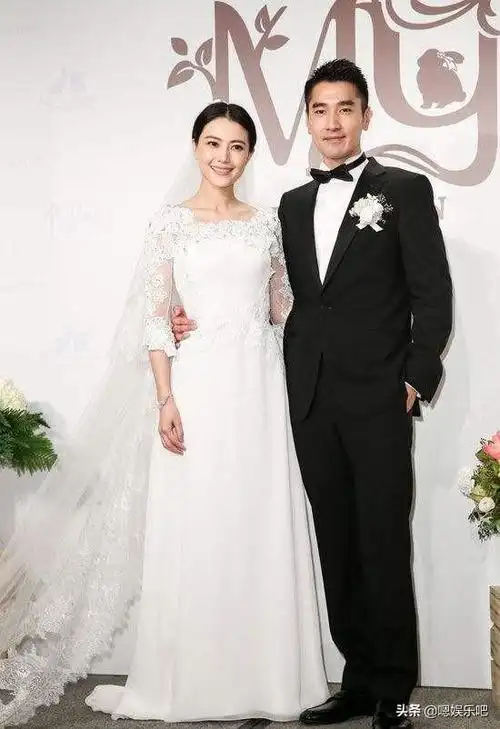 明星夫妻婚礼花墙前的合影,张若昀唐艺昕,韩庚卢靖姗