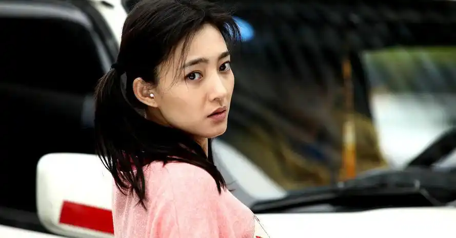 王丽坤出席活动无人认出,面部僵硬大小眼,网友质疑整容后遗症?