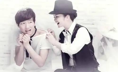 男扮女装反串另类创意婚纱照图片 女士穿马甲男生戴头花反串婚纱照片