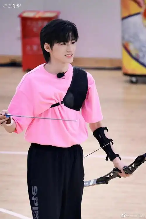 粉色衣服衬的小宋更嫩了,软乎乎#宋亚轩夏日运动会饭拍#@时代少年团