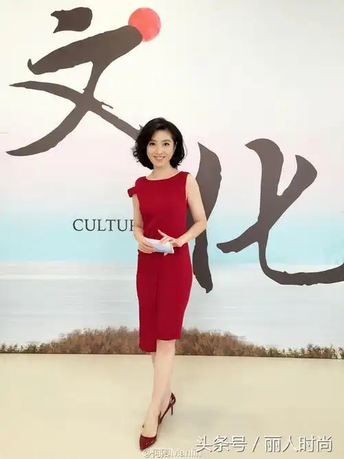 何卿,东方卫视美女主持人,才华与颜值并重,穿搭端庄秀丽
