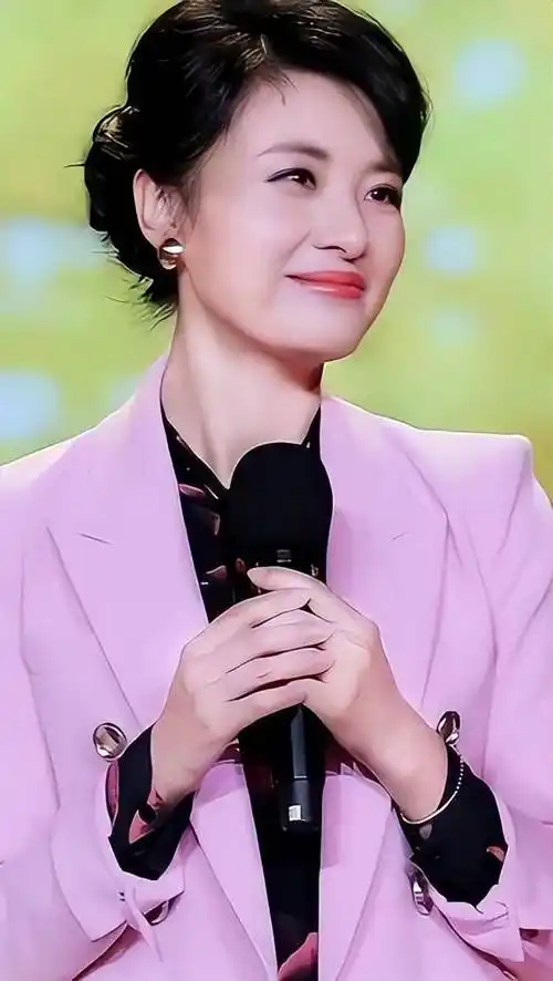 央视主持周涛:与前夫离婚后,嫁大八岁丈夫,55岁收获美好家庭_姚科