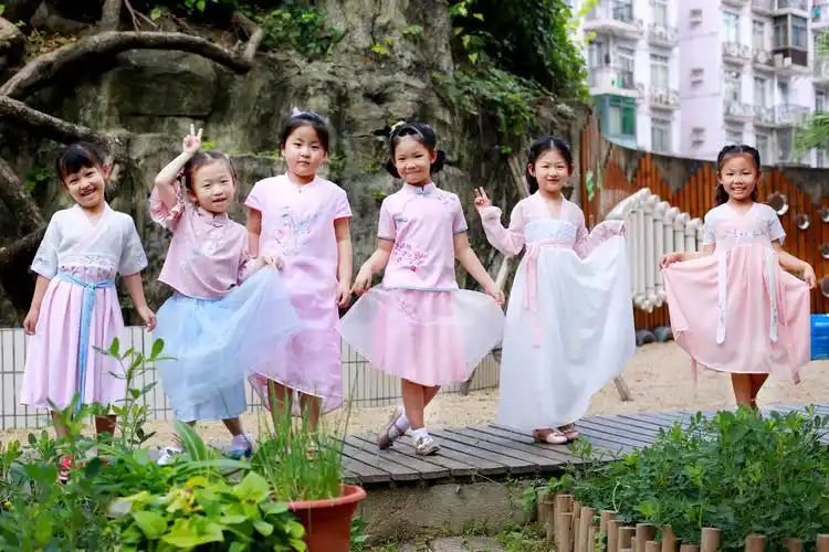 我家豆豆小朋友在春蕾幼儿园大三班与老师和同学们一起合影留念!