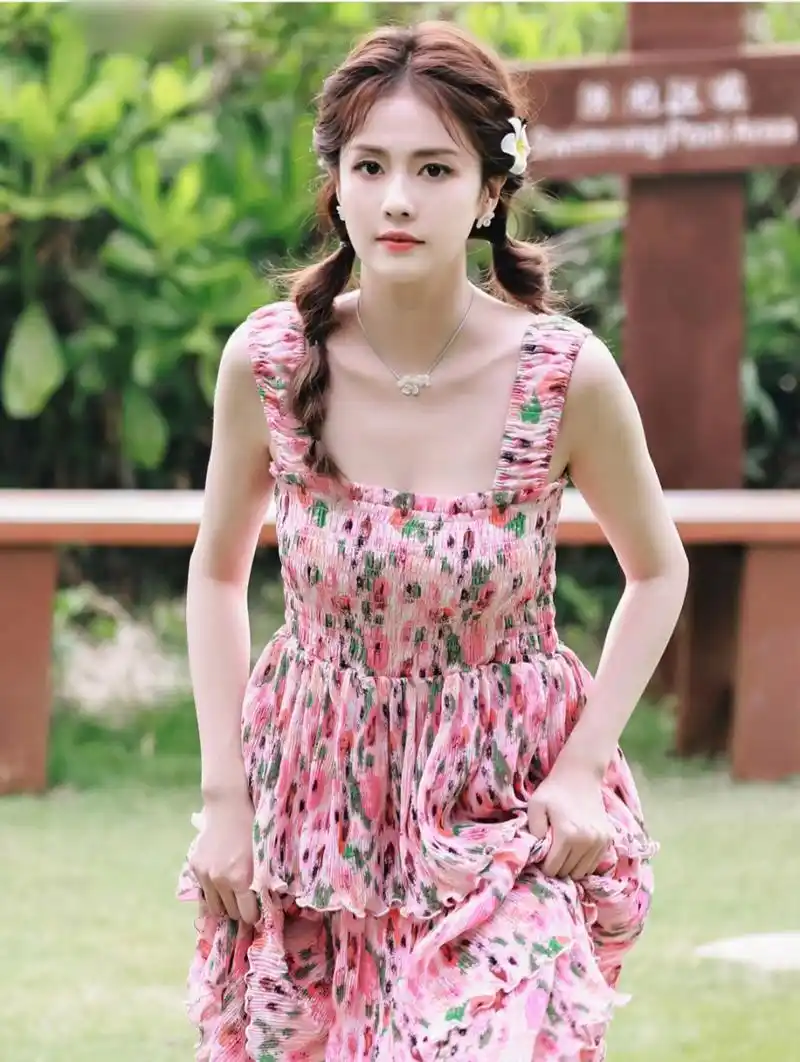 白鹿穿碎花裙太美了吧,和性感美女小姐姐一起学日常时尚穿搭#明星