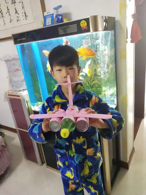 徐乾航和妈妈一起利用废旧饮料瓶,制作了一架飞机!