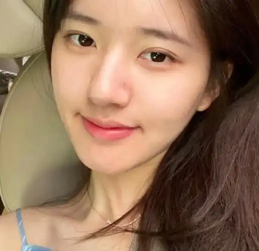 赵露思晒出素颜自拍照皮肤嫩得可以掐出水来网友怎么护肤的