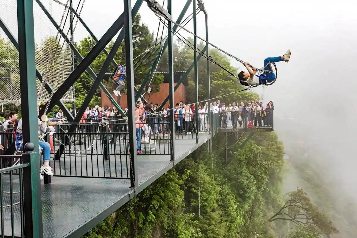 我真想知道图上这个小姐姐坐在这秋千上真的没有一点的害怕吗?