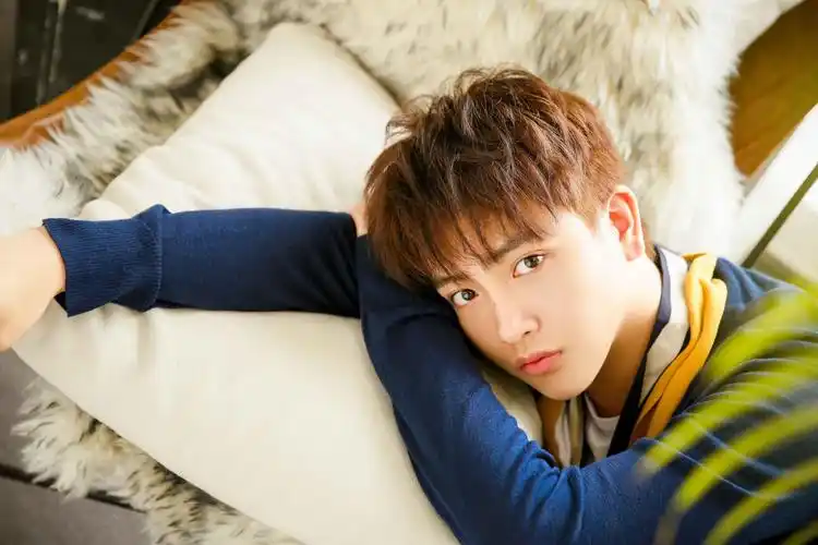 金湘栋最新写真大片简单温暖诠释阳光暖男