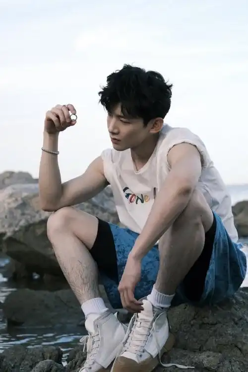 白敬亭minibazaar十月刊封面##白敬亭芭莎踏浪大片