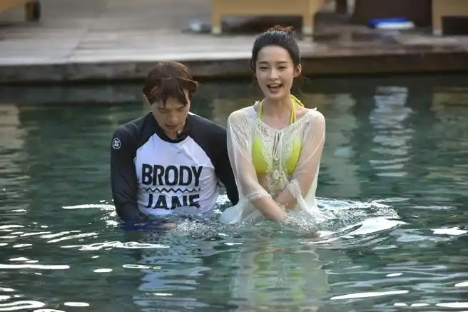 李沁 魏大勋《我们相爱吧》泳池戏水剧照#给魏大勋吹头发的是李沁