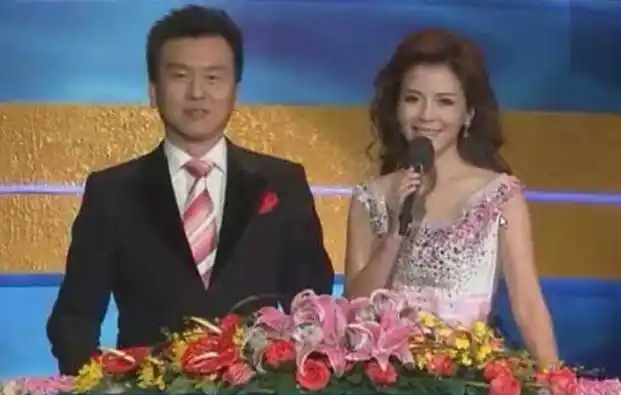 央视主持人张泽群55岁老来得子乐开花妻子身份是个谜