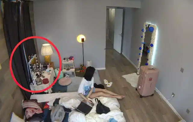 吴宣仪卧室首次公开化妆台成为焦点这才是女明星的真实写照