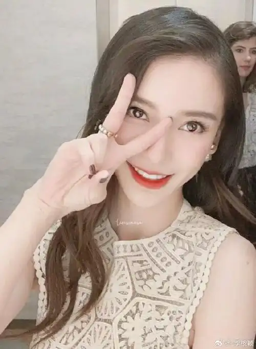 angelababy超话#杨颖##angleababy#宝宝的剪刀手