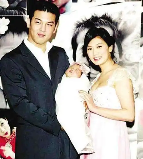 贾静雯和前夫离婚9年后首度同框,孙志浩满头白发,两人对比明显