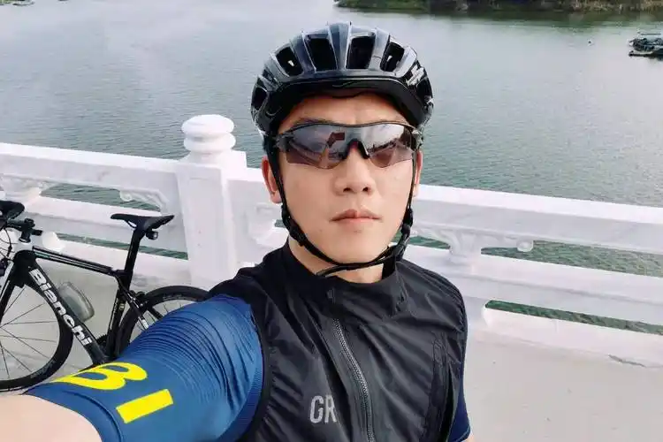 郑恺也经常跟很多演艺圈的朋友一起玩,像健身教练刘畊宏,他们经常一起