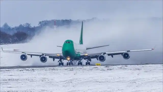 实拍飞机起飞降落的过程!场面相当震撼,太不可思议了