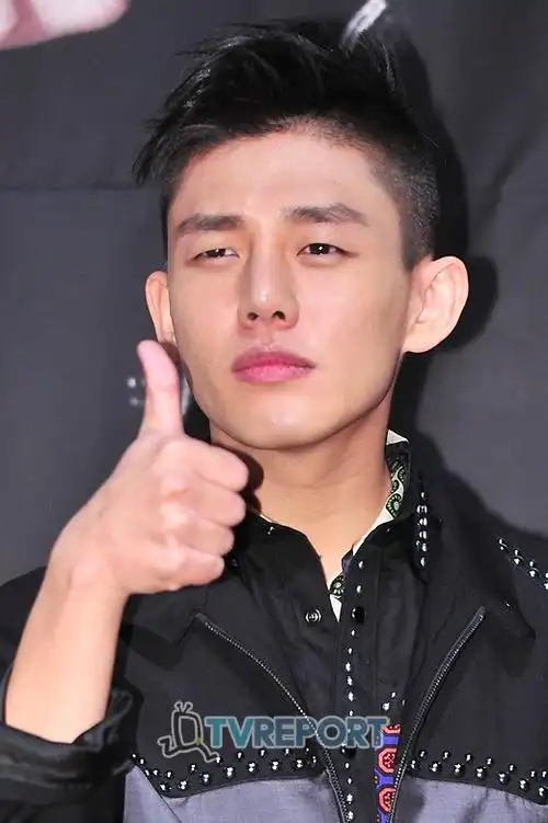 【2012sbs】【时尚王】【刘亚仁 申世京 李济勋】男屌丝终究比不了富