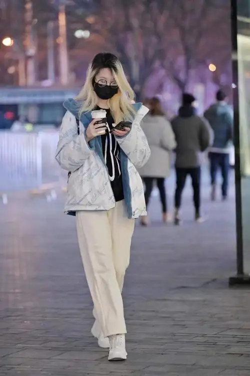 普通人过冬只能靠羽绒服,北京街拍教你如何穿出时尚,越看越时髦|街拍