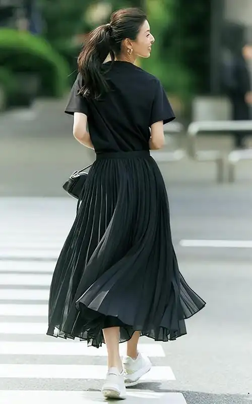 百褶裙女生气质穿搭(不管你是奔几的女人)(7)