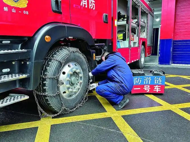 消防员在给消防车装防滑链