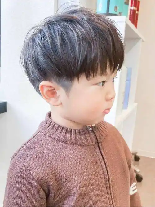 龙年新学期小男孩发型别乱剪,选这几款就对了,个性时尚很帅气_孩子