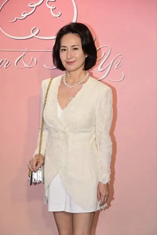 霍英东纪念馆揭幕,大房成员集体亮相郭晶晶站c位,何超琼及四太到场