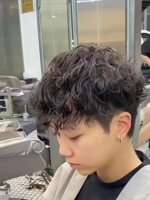 珠海男生一定要尝试发型 日系羊毛卷显发量男生羊毛卷发型 最近流行