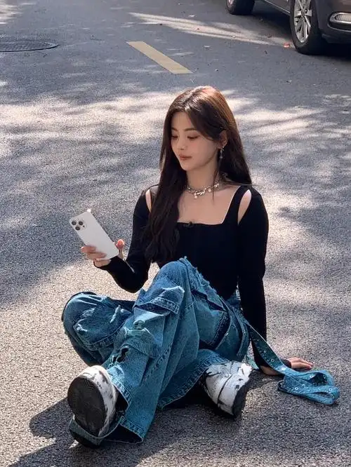 杨超越黑色方领上衣搭破洞牛仔裤街头随拍 蹦跳可爱尽显青春活力