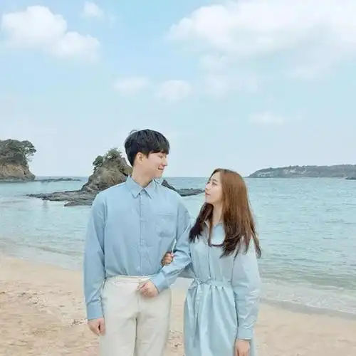 这对情侣互相看着对方,开心的笑了起来,摄影师就可以抓拍出有趣的照片