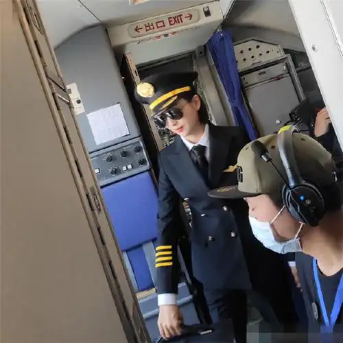 佟丽娅新剧爱的厘米路透照曝光女机长造型英姿飒爽