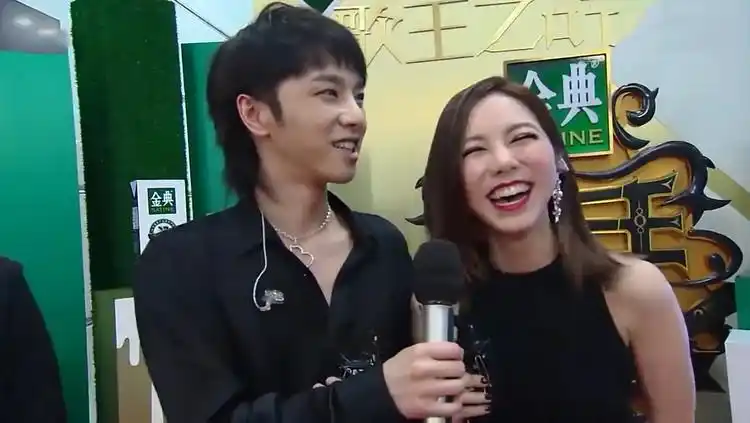 邓紫棋遇见华晨宇,被问到俩人感情紫棋害羞捂脸,直言:去问花花