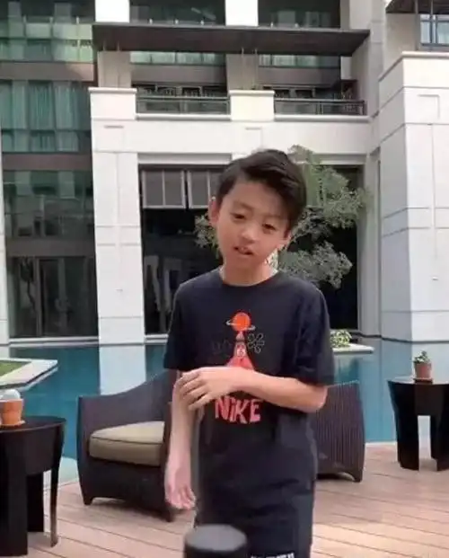 张柏芝携家人游泰国13岁小q留长发大变样成熟帅气太像谢霆锋