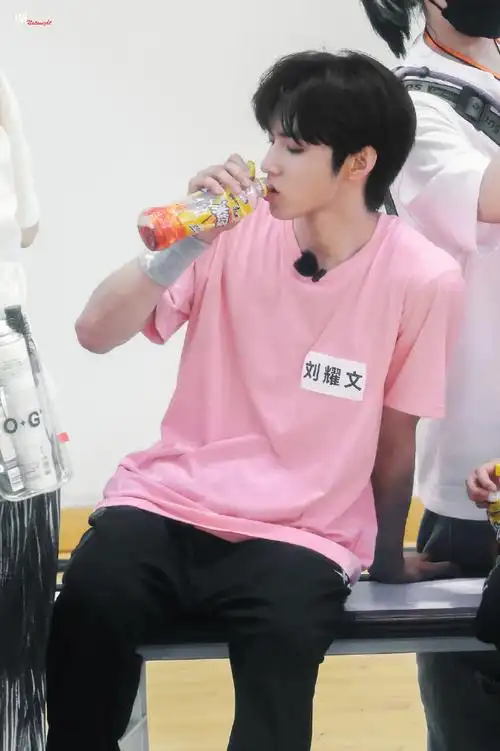 tf家族夏日运动会##刘耀文理肤泉品牌青春代言人##刘耀文夏日运痘会