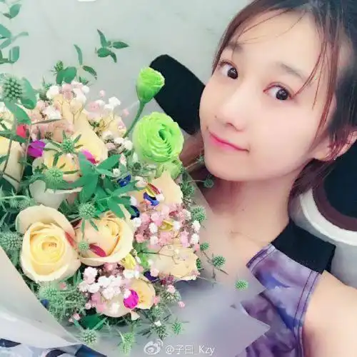 21日在微博发文:"乔任梁前女友(孔熳)和生前最后一个女友(李二)撕逼了