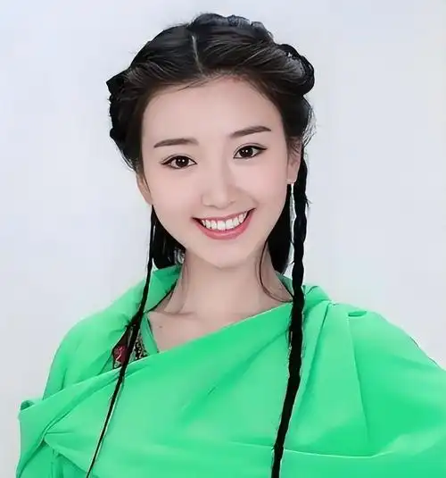 毛晓彤17岁到37岁颜值大赏:出道二十年少女感依旧,笑容似糖融